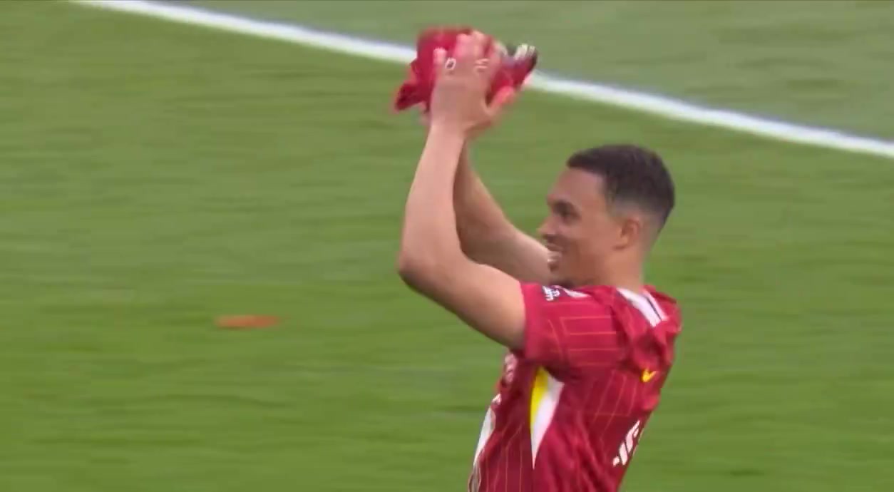 享受这刻！琼斯推阿诺德上前享受球迷欢呼，阿诺德拍打胸前位置