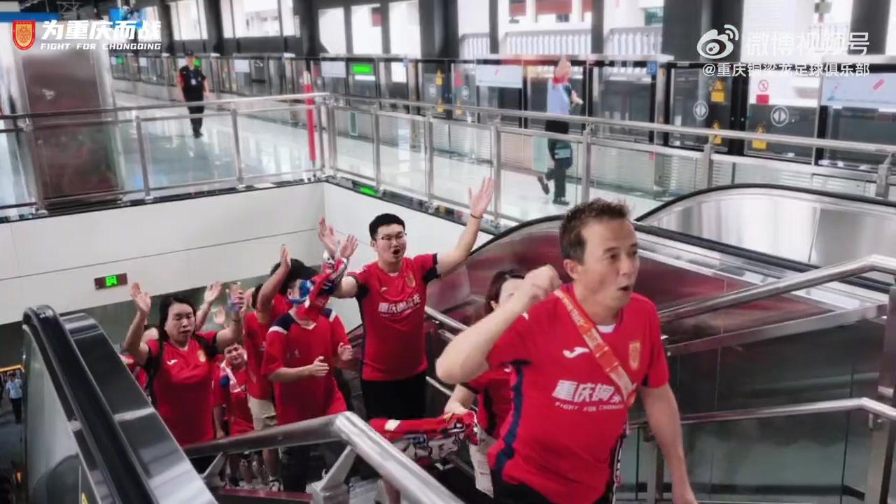 赵和靖乘重庆铜梁龙专列护送足协杯奖杯抵达铜梁龙体育场