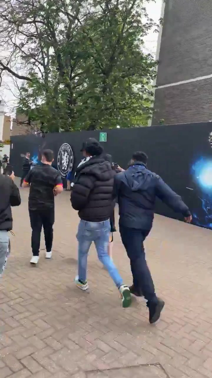 帕尔默斯坦福桥外奔跑引发球迷困惑：哈哈，球队大巴把他落下了！